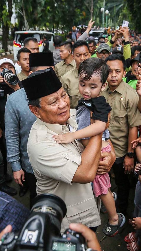 Prabowo melayani warga yang ingin bersalaman. Dia juga memeluk dan menggendong anak yang menghampirinya.  Liputan6.com/Angga Yuniar