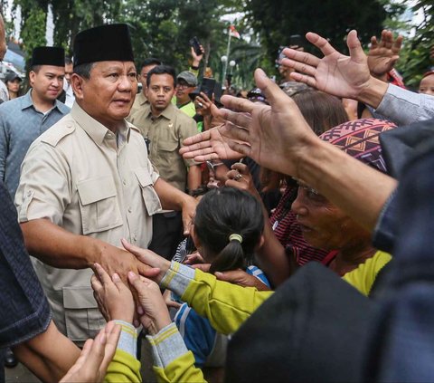 FOTO: Momen Prabowo Sapa Warga Usai Ziarah ke Makam Sang Ayah, Dapat Ucapan Selamat