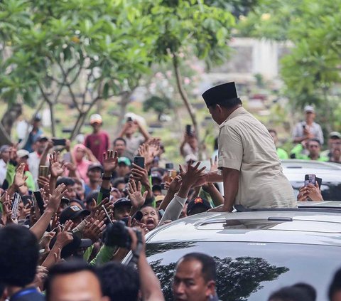 FOTO: Momen Prabowo Sapa Warga Usai Ziarah ke Makam Sang Ayah, Dapat Ucapan Selamat