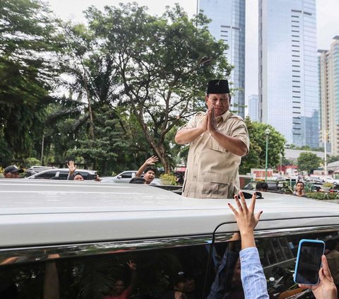 FOTO: Momen Prabowo Sapa Warga Usai Ziarah ke Makam Sang Ayah, Dapat Ucapan Selamat