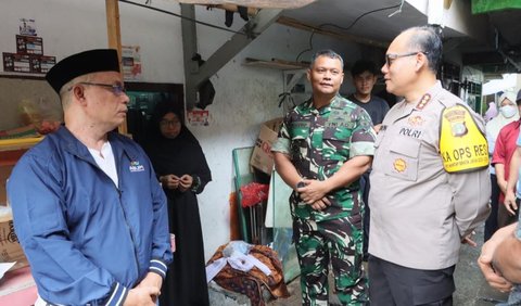 Gidion bersama Dandim 0502/JU Kolonel Kavling Tofan Tri Anggoro dan Asisten Pemerintahan Kota Jakarta Utara H. Iyan Sofian Hadi menyampaikan duka kepada keluarga almarhum.