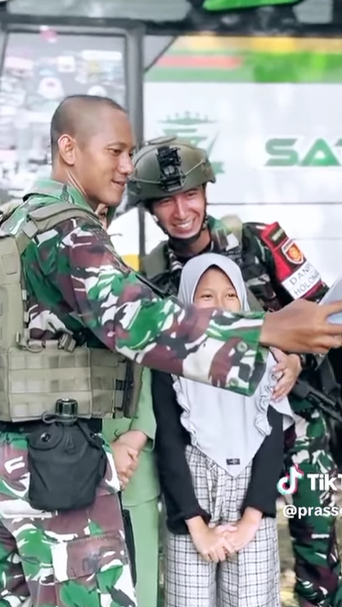 This is the appearance of Muhammad Fardhana when wearing a military uniform, he looks very handsome.