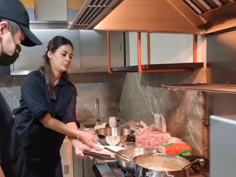 Peek into Erick Thohir's Cool Kitchen Space, All Marble and Stainless Steel, Designed like a Five-Star Luxury Restaurant