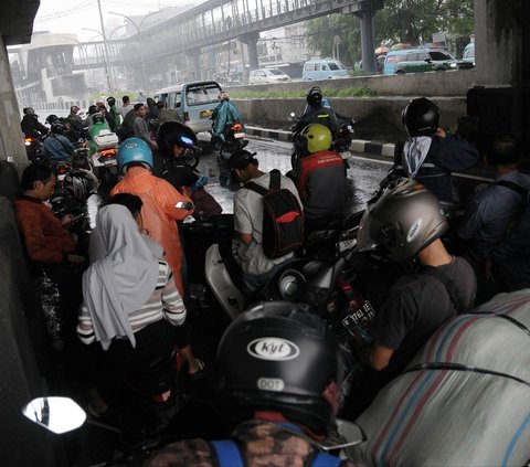 Sejumlah pemotor yang berteduh di kolong jembatan atau fly over menjadi pemandangan yang kerap tersaji di Ibu Kota Jakarta ketika musim hujan. Padahal, hal tersebut merupakan tindakan yang melanggar aturan dan bisa terkena denda hingga Rp250.000.