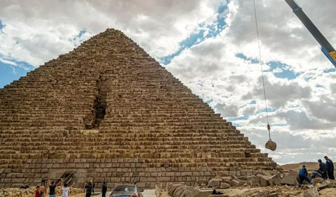 “Piramida Besar di Giza dibangun sekitar tahun 2650 SM dan ini merupakan prestasi teknik yang luar biasa,” kata John Joseph O'Connor dan Edmund Robertson.