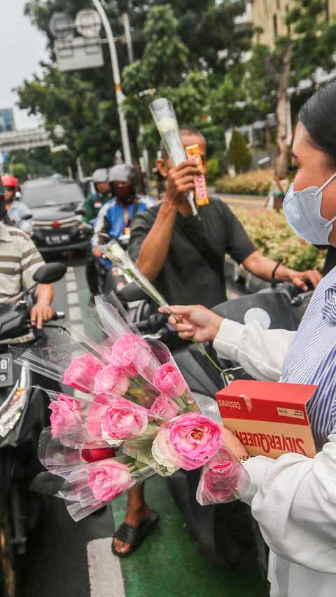 FOTO: TKN Fanta Prabowo-Gibran Bagikan Bunga Mawar dan Coklat di Kawasan Sarinah Sebagai Tanda Terima Kasih Kepada Masyarakat