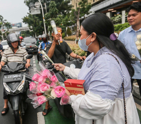 FOTO: TKN Fanta Prabowo-Gibran Bagikan Bunga Mawar dan Coklat di Kawasan Sarinah Sebagai Tanda Terima Kasih Kepada Masyarakat