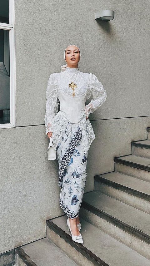 Styling Kebaya Seru dengan Hijab Turban, Tengok Style Model Vira Tandia