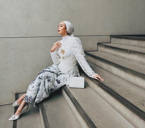 Styling Kebaya Fun with Turban Hijab, Check out Model Vira Tandia's Style
