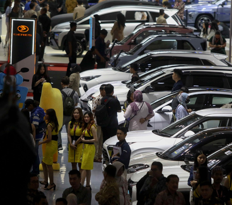 Suasana Indonesian International Motor Show (IIMS) 2024 yang digelar di JIExpo Kemayoran tampak dipadati para pengunjung yang asyik melihat mobil-mobil terbaru yang dipamerkan, Jakarta, Kamis (15/2/2024). Foto: Liputan6.com / Herman Zakharia