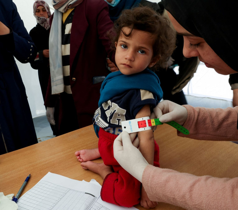 Anak-anak Palestina di kamp pengungsian Rafah, Gaza selatan sedang menghadapi masalah serius yaitu kekurangan gizi. Kondisi ini sangat memprihatinkan dan perlu mendapatkan perhatian. Foto: REUTERS / Ibraheem Abu Mustafa