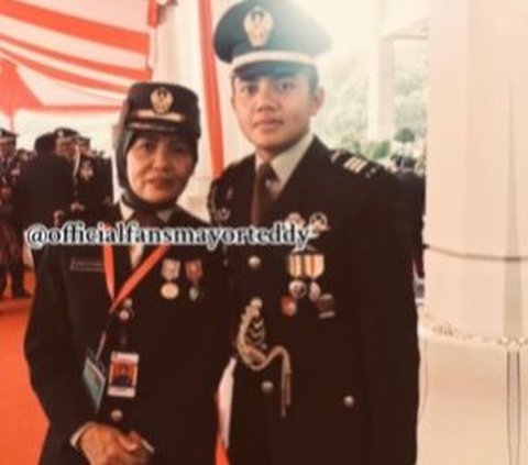 10 Photos of Major Teddy 'Prabowo's Aide' and His Mother, Both TNI Members, Cool Family!