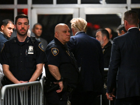 FOTO: Ekspresi Wajah Donald Trump Hadiri Sidang Praperadilan di Pengadilan Kriminal Manhattan