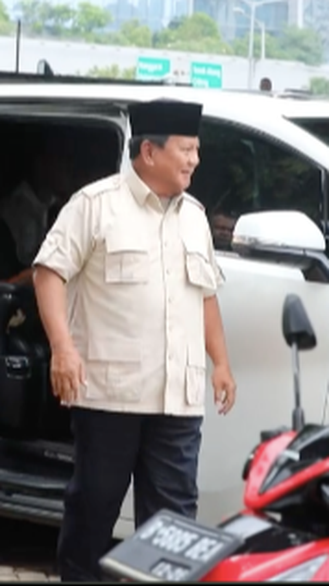 Ditemani Bestienya Letjen TNI, Momen Prabowo Ziarah ke Ayahnya Sampai Naik Motor ke Makam <br>