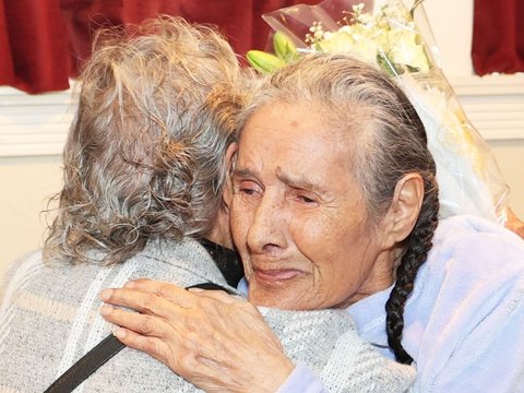 81 Years of Separation, Emotional Reunion of Twin Siblings in Their Twilight Years, Only Having Childhood Memories