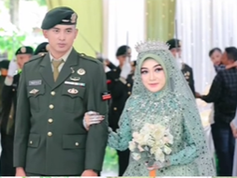 Gelar Tradisi Sangkur Pora, Momen Pernikahan Prajurit TNI dengan Bidan Cantik Bikin Iri, Netizen 'Enggak Kebayang Anaknya Cakep'