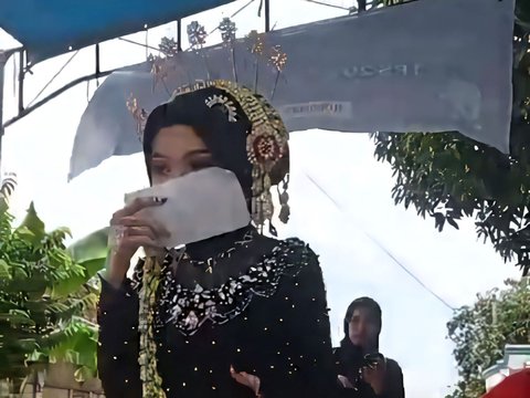 Miscellaneous Elections: Mistaken for Cosplay, Bride with Makeup and Complete Bridal Clothes Leaves Reception for Voting