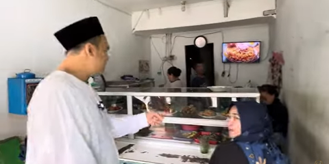 Usai Nyoblos Saipul Jamil Langsung Makan Siang di Warteg, ini Menunya Sederhana Banget