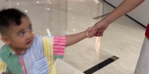 Tingkah Lucu Rayyanza Ngajak Rafathar Joget di Mall, Lala 'Malu Atuh De Aa'