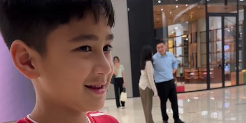 Tingkah Lucu Rayyanza Ngajak Rafathar Joget di Mall, Lala 'Malu Atuh De Aa'