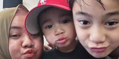 Tingkah Lucu Rayyanza Ngajak Rafathar Joget di Mall, Lala 'Malu Atuh De Aa'