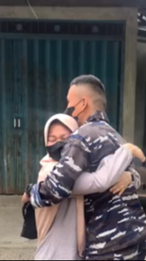 Diurus dari Kecil, Kakak Perempuan Ini Bahagia Sang Adik Pulang Pakai Seragam Loreng TNI AL
