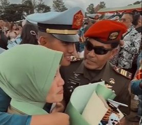 Taruna TNI Didatangi Keluarga di Wisuda Jurit Bikin Haru, Sosok Ayahnya dan Kakaknya Bukan Orang Sembarangan