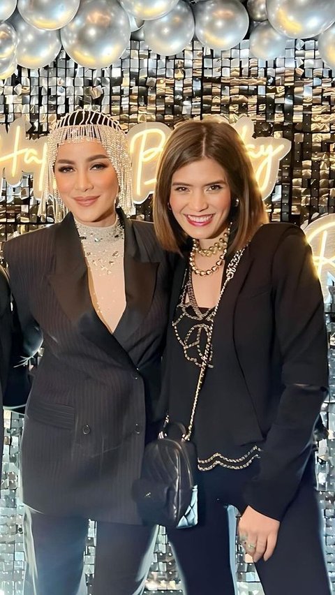 Carissa Putri hadir dengan blazer serba hitam dengan aksen kalung keemasan.