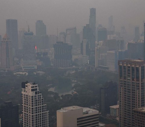 Asap tebal polusi udara menyelimuti Kota Bangkok, Thailand, pada Kamis (15/2/2024). Pihak berwenang Thailand memperingatkan tingkat polusi di Bangkok dan sekitarnya telah mencapai tingkat tidak sehat. REUTERS/Athit Perawongmetha