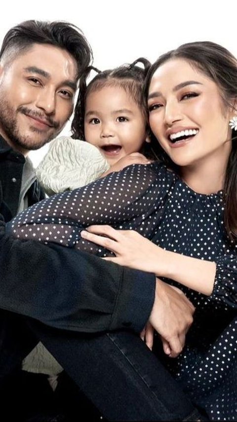 Family Goals! Siti Badriah dan Krisjiana Baharuddin Melakukan Sesi Pemotretan Keluarga, Ekspresi Xarena Begitu Menggemaskan