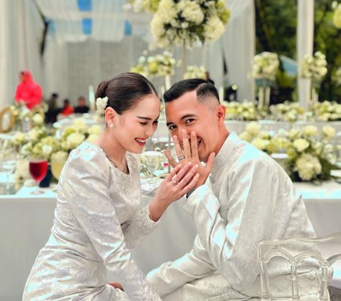 So in Love, Future Husband Displays a Photo of Ayu Ting Ting Wearing Pajamas