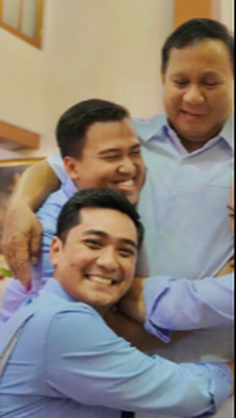 Pelukan Sayang Tiga Sekpri Ganteng ke Prabowo, Ekspresi Mayor Teddy Bikin Salfok<br>