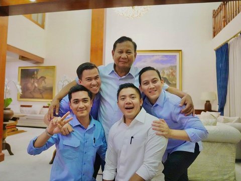 Pelukan Sayang Tiga Sekpri Ganteng ke Prabowo, Ekspresi Mayor Teddy Bikin Salfok