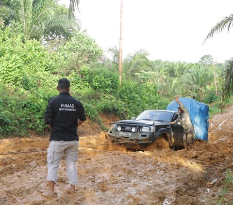 Mobil Logistik Pemilu Terjebak di Jalan Rusak Parah, Kapolres Inhu Turunkan Komunitas Off Road Evakuasi