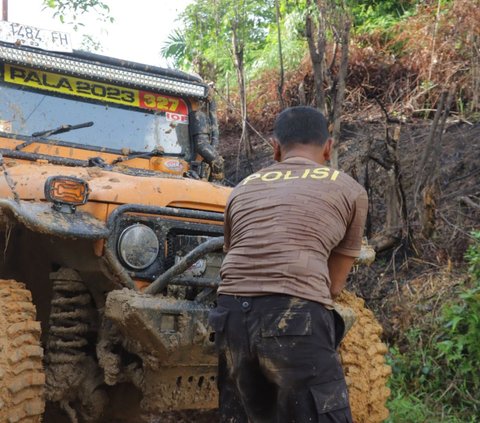 Mobil Logistik Pemilu Terjebak di Jalan Rusak Parah, Kapolres Inhu Turunkan Komunitas Off Road Evakuasi