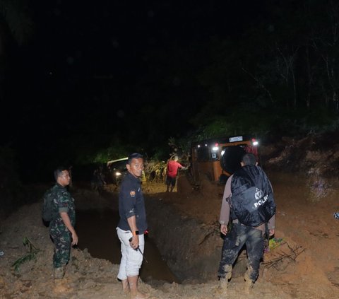 Mobil Logistik Pemilu Terjebak di Jalan Rusak Parah, Kapolres Inhu Turunkan Komunitas Off Road Evakuasi