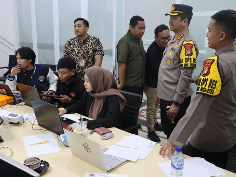 Polisi Datangi KPUD Depok Usai Viral Kisruh Hasil Hitung Cepat Sirekap & C1 Janggal