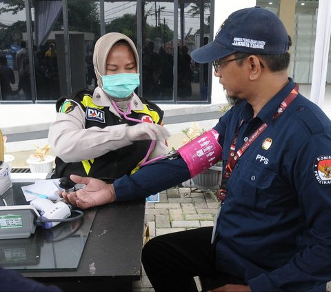 Polres Metro Jakarta Timur menggelar layanan cek kesehatan dan pengobatan gratis untuk petugas petugas yang bekerja dalam kegiatan Pemilu 2024 di GOR Kecamatan Duren Sawit, Jakarta, Jumat (16/2/2024). Merdeka.com/Imam Buhori