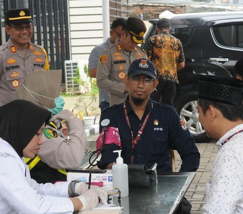 FOTO: Polisi Gelar Cek Kesehatan dan Pengobatan Gratis untuk Petugas KPPS Pemilu 2024