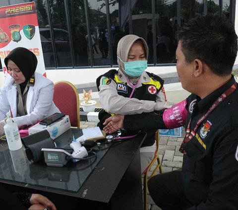 FOTO: Polisi Gelar Cek Kesehatan dan Pengobatan Gratis untuk Petugas KPPS Pemilu 2024