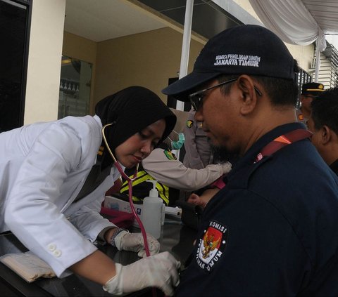 FOTO: Polisi Gelar Cek Kesehatan dan Pengobatan Gratis untuk Petugas KPPS Pemilu 2024