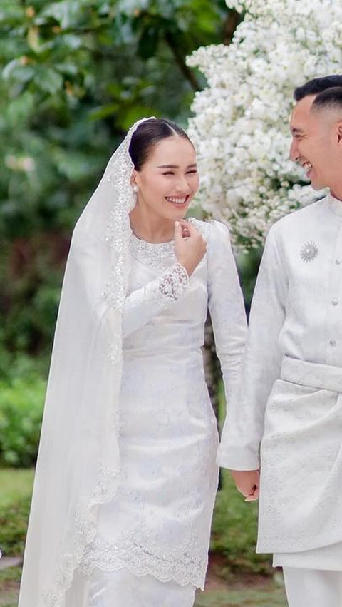Ayu Ting Ting Ready to Experience Life from Scratch After Officially Becoming the Wife of Lieutenant Muhammad Fardhana.