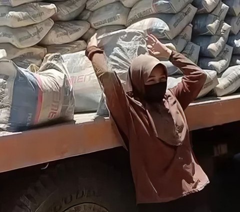 Latest News of the Beautiful Girl Who Became a Brick Carrier for a Day, Lifted 850 Bags of Cement, Already Graduated from College Making Netizens Fall in Love Even More