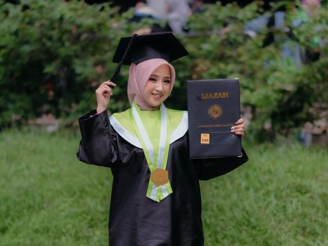 Latest News of the Beautiful Girl Who Became a Brick Carrier for a Day, Lifted 850 Bags of Cement, Already Graduated from College Making Netizens Fall in Love Even More