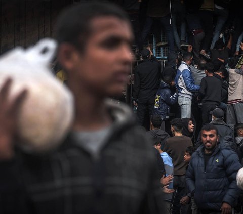 FOTO: Kelaparan, Begini Membludaknya Warga Palestina Serbu Toko Roti di Gaza