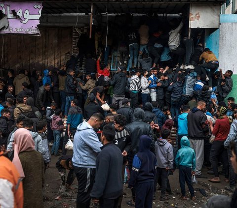 FOTO: Kelaparan, Begini Membludaknya Warga Palestina Serbu Toko Roti di Gaza