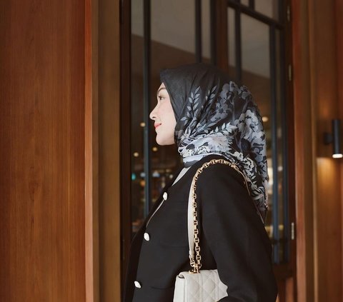 2 Inspirations for Combining Black Outfits with Patterned Scarves ala Melody Prima