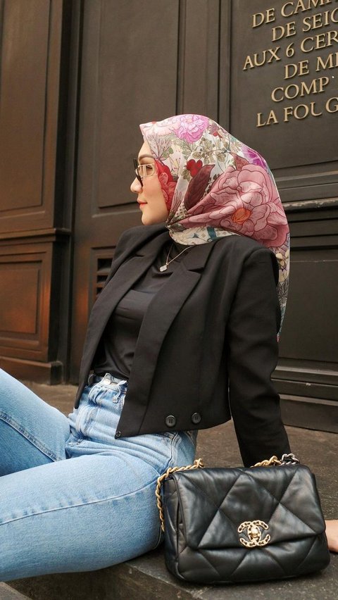 2 Inspirations for Combining Black Outfits with Patterned Scarves ala Melody Prima