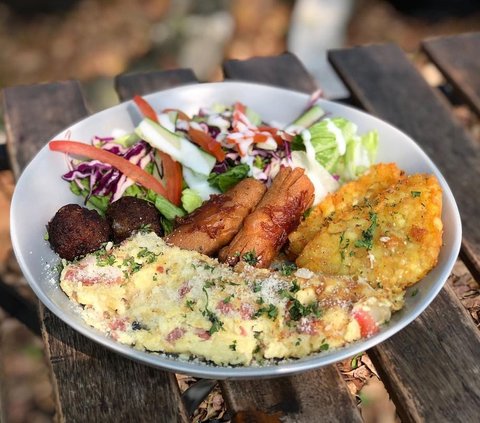 Mengunjungi Kafe Bernuansa Swedia di Bogor, Ada Menu Bakso dengan Selai Berry Asli Eropa