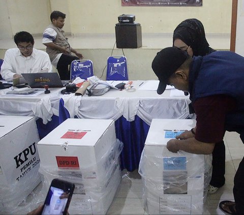 FOTO: Intip Sibuknya Petugas Hitung Manual Hasil Pemilu 2024 di Tingkat Kecamatan